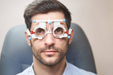 Deneme aşamasındaki bir erkek kameraya bakıyor.