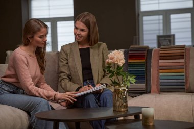 Mobilya dükkanı müşterisi satış sözleşmesi okuyordu.