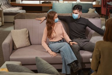 Mobilya dükkanında oturan iki potansiyel alıcı