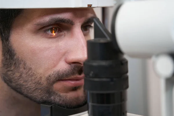 Άντρας ελέγχει την όρασή του με σχισμένη λάμπα — Φωτογραφία Αρχείου