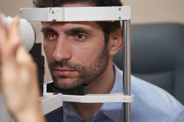 Εξέταση των ματιών με χρήση σχισμοειδούς λαμπτήρα — Φωτογραφία Αρχείου