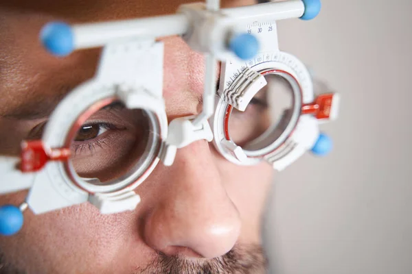 Δοκιμαστικό πλαίσιο στο πρόσωπο του ανθρώπου στο οφθαλμολογικό γραφείο — Φωτογραφία Αρχείου