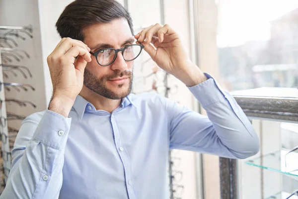 Homem vestindo óculos ao lado da janela — Fotografia de Stock