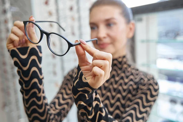 Szemüveg egy nő kezében az optikai boltban — Stock Fotó