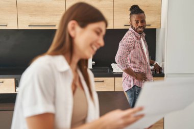 Belgeleri olan neşeli bir adam ve gülümseyen bir bayan.