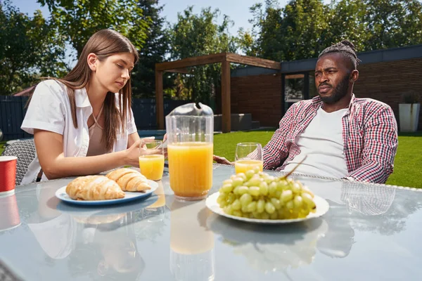 女人，带着手机和体贴的男人坐在早餐 — 图库照片