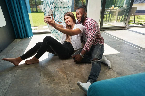 Young mixed-race couple enjoying their photo shoot — Stockfoto