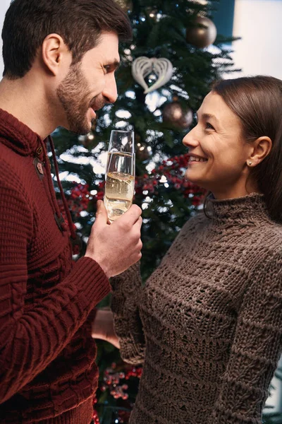 Giovane coppia divertirsi a casa per Natale — Foto Stock