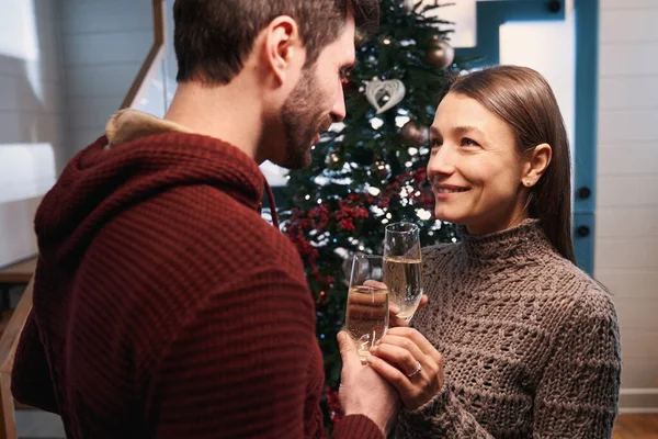 Happy couple flûtes à champagne cliquetis pendant les toasts de Noël — Photo