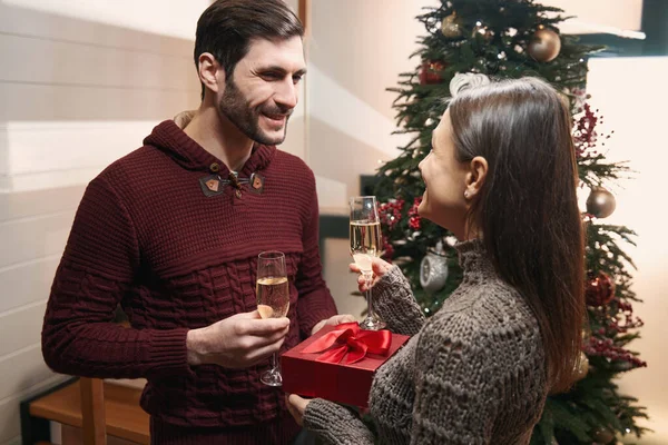 愛のカップル一緒にクリスマスを祝うとシャンパンとグラスを保持 — ストック写真
