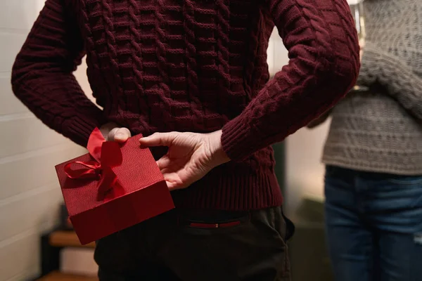 Man going to congratulate his girlfriend with Christmas gift — Stock Photo, Image
