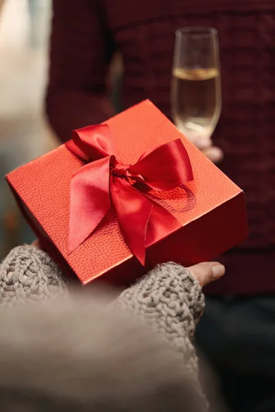 Lady receiving gift from her boyfriend on Christmas eve — стоковое фото
