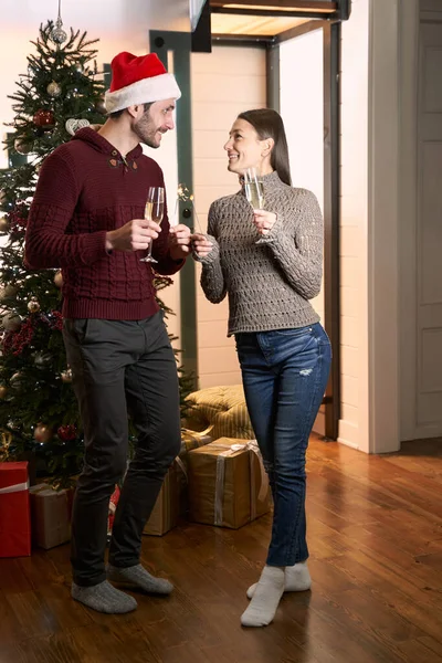 Pareja de pie en Navidad decorado interior de la casa — Foto de Stock