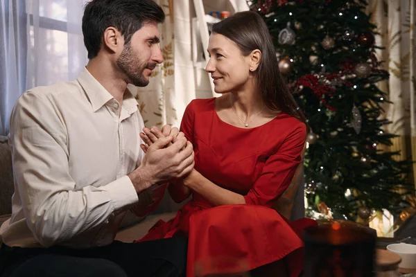 Couple in love holding hands and celebrating Christmas together — Stock Photo, Image