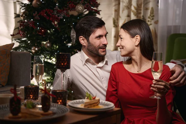 Ευτυχισμένος άντρας και γυναίκα απολαμβάνουν τη γιορτή των Χριστουγέννων μαζί. — Φωτογραφία Αρχείου