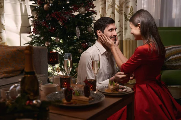 Smiling man and woman looking at each other, celebrating New Year — Stock Photo, Image