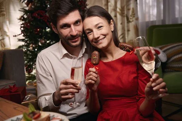 Ζευγάρι απολαμβάνει γλυκά και σαμπάνια την παραμονή των Χριστουγέννων — Φωτογραφία Αρχείου