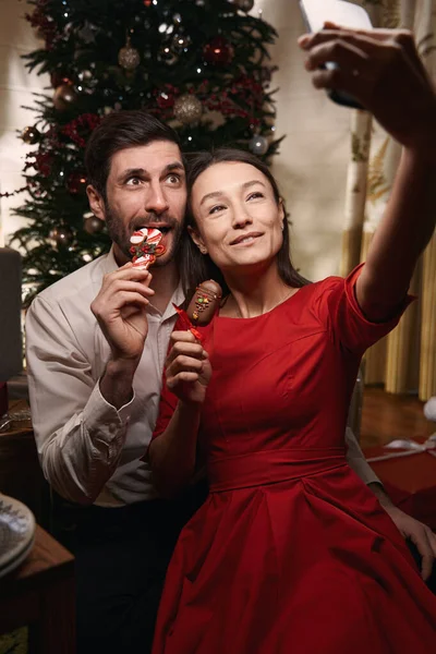 Felice giovani prendendo selfie di Natale a casa — Foto Stock