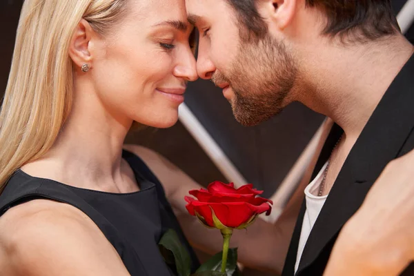 Περιεχόμενο ρομαντικό ζευγάρι στέκεται μαζί με τριαντάφυλλο — Φωτογραφία Αρχείου