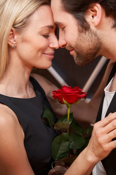 Krásný pár drží růže mezi nimi při tanci — Stock fotografie