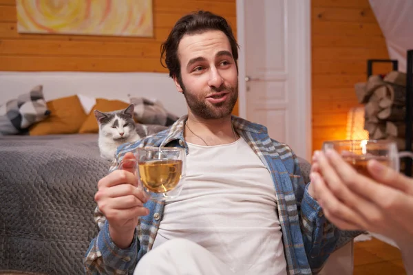 Man naast kat op bed legt iets uit aan zijn partner — Stockfoto