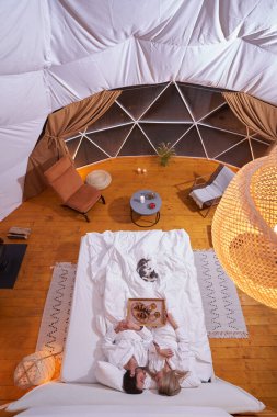 Yatakta kediyle romantik bir akşam yemeği.