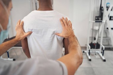 Göğüs kafesinde elle muayene yapan sertifikalı fizyoterapist.