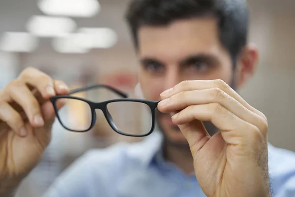 Par de gafas en manos del hombre — Foto de Stock