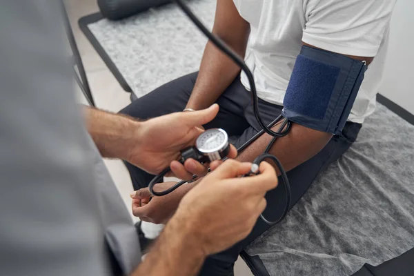 Afroamericano sometido a examen médico en la clínica —  Fotos de Stock