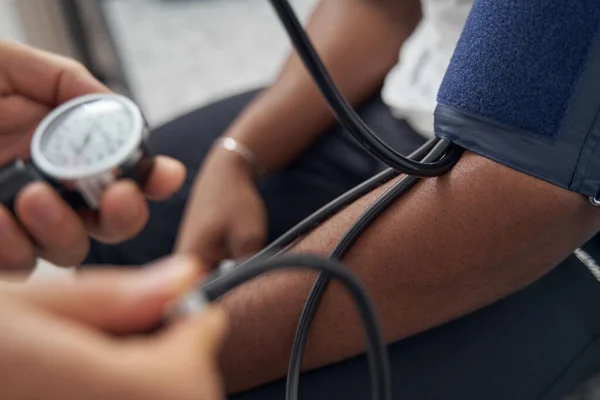 Experienced doctor using sphygmomanometer during medical exam — Stockfoto