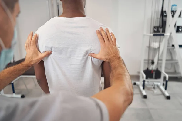 Certified physical therapist performing thoracic spine palpation — Stock Photo, Image