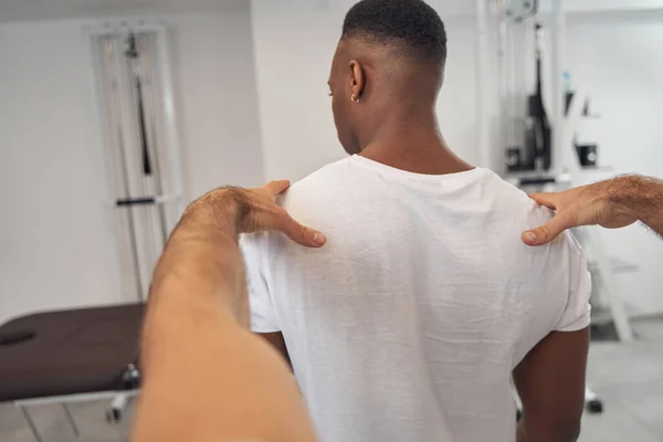 Man ondergaan ruggengraat examen in staande houding — Stockfoto