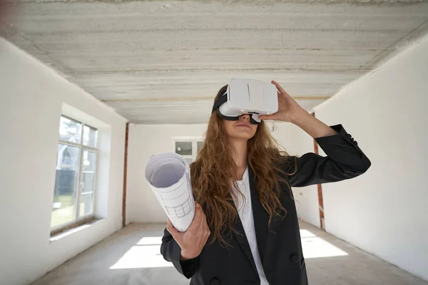 Designerin mit Zeichnungen mit VR-Brille im Haus — Stockfoto