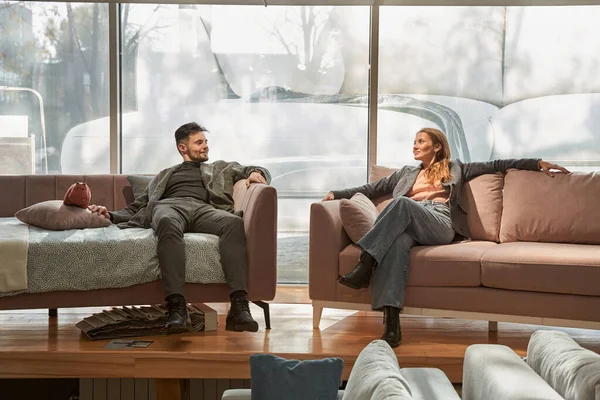 Dos compradores eligen nuevos muebles — Foto de Stock