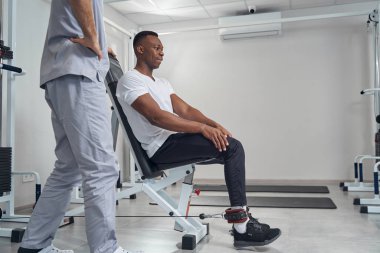 Erkek hasta spor yaparken spor yapıyor.