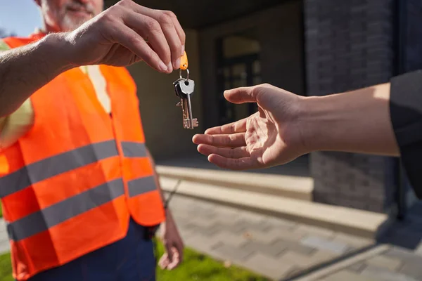 Husbyggaren ger nycklar till en annan person — Stockfoto