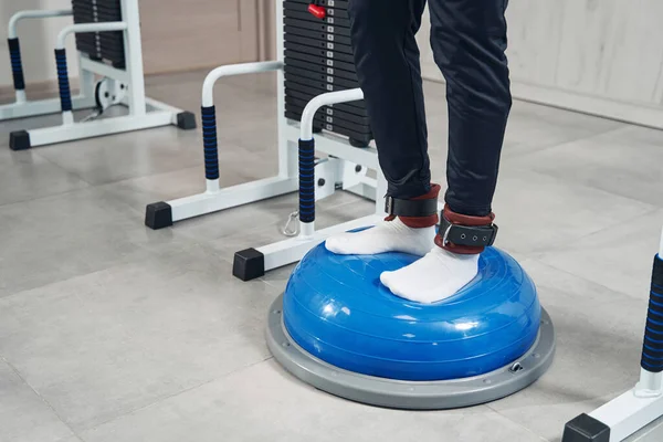 Male athlete working out on training device — Stock Photo, Image