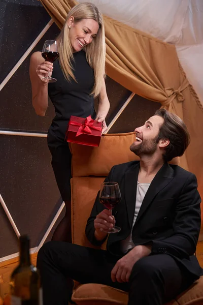 Romantic couple smiling at each other after giving present — Fotografia de Stock