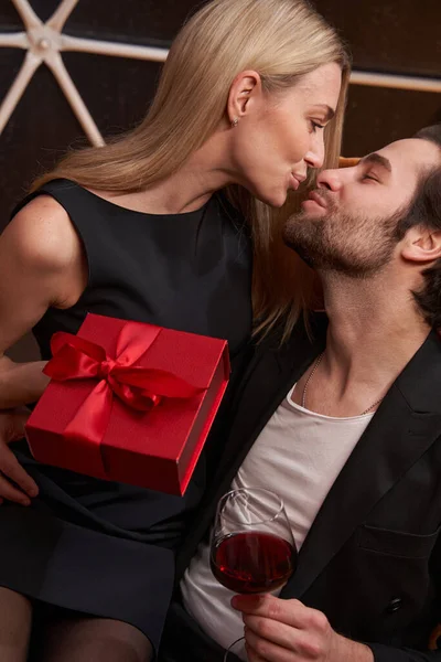 Romantisch koppel zoenen elkaar terwijl het houden van gitft — Stockfoto