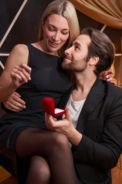 Hombre feliz haciendo una propuesta de matrimonio a la mujer sorprendida —  Fotos de Stock