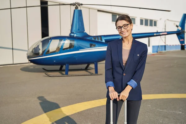 Pasajero alegre posando para la cámara antes del vuelo en helicóptero —  Fotos de Stock