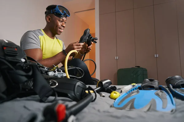 Cheerful man smiling while working with scuba set — Stock Photo, Image