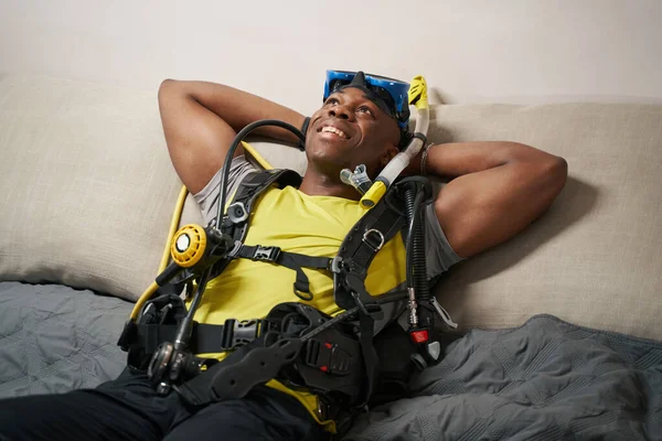 Радісний чоловік насолоджується відпочинком у костюмі підводного плавання — стокове фото