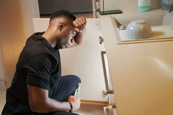 Multiethnic man wiping off sweat form his forehead — Stockfoto