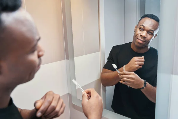 Multiethnic male getting ready to brush his teeth — Fotografia de Stock