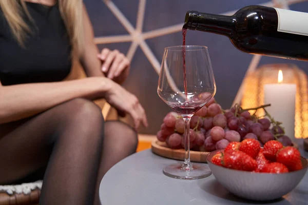 Person filling wineglass in restaurant for his partner — Photo