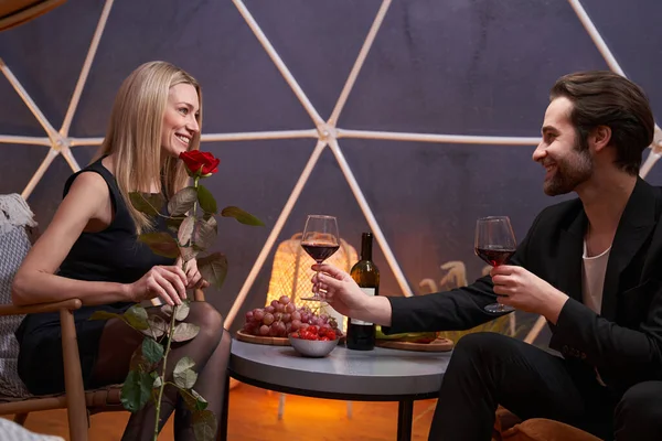 Caring man passing glass of wine to woman — Zdjęcie stockowe