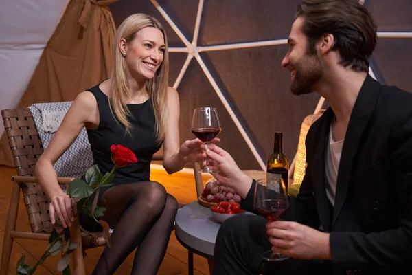 Woman receiving wine glass from her boyfriend — Stockfoto