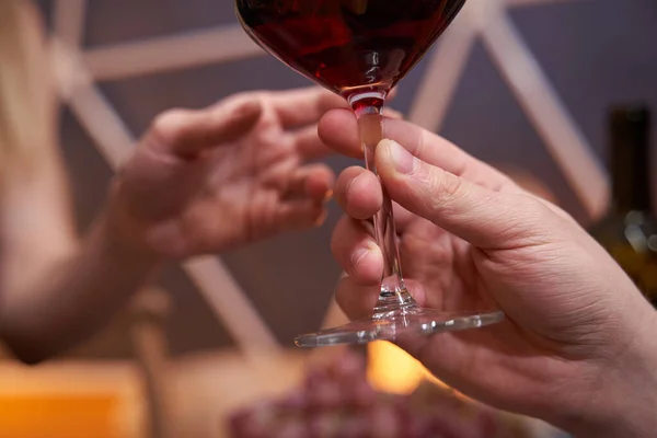 Hand of person holding stem of glass — Photo