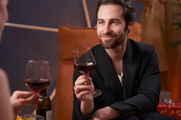 Satisfied male holding glass of wine in restaurant — Zdjęcie stockowe